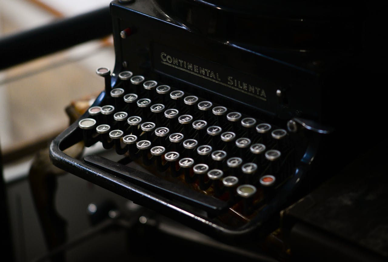 typewriter-vintage-old-retro-1589198-1589198.jpg